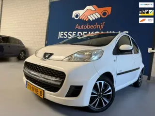 Peugeot 107 1.0-12V Millesim 200 / bj.2010 / kleur: wit / 5 deurs / airco / NAP met 153436 km.en APK