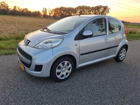 Peugeot 107 1.0-12V XS 5 Deurs Airco.