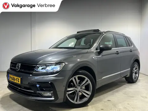 Volkswagen Tiguan 1.5 TSI ACT Highline Business R | Navigatie | LM Velgen 19" | Trekhaak Elektrisch 