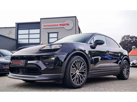 Porsche Macan 100 kWh | Camera | Panorama Dak | Groen Leder Interieur | Luchtvering | Stuurwielverwa