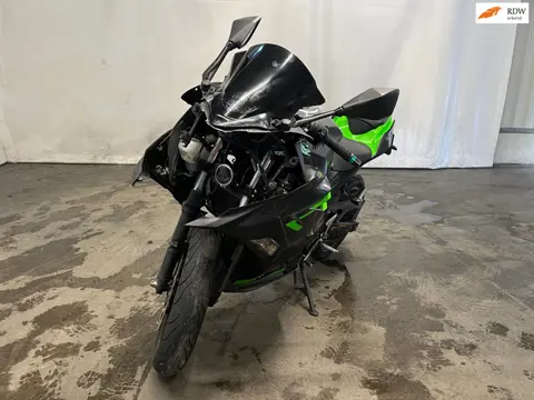 Kawasaki Tour Ninja 400 KRT Edition - Front Schade