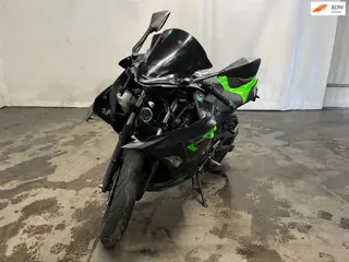 Kawasaki Tour Ninja 400 KRT Edition - Front Schade