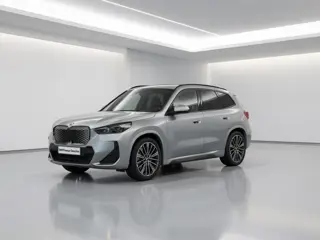 BMW iX1 eDrive20 M-Sport Pro | Panorama | 20" | Harman Kardon | Trekhaak | Driving Assistant Plus