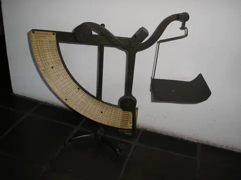 Postweegschaal - oud - deze geeft, de porto kosten aan