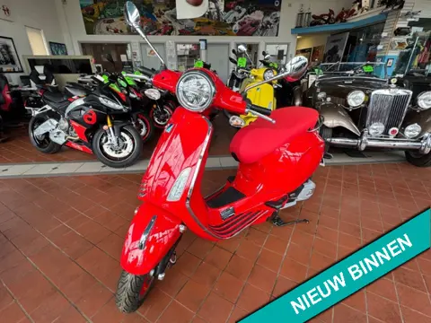 Vespa Primavera RED 50 Edition 45km E5+ NIEUW BETAAL met in3