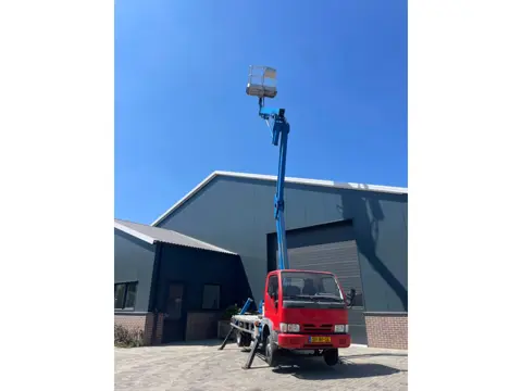 Nissan Cabstar met hoogwerker knikarm CTE z 20e -spinhoogwerker genie jlg Nifty
