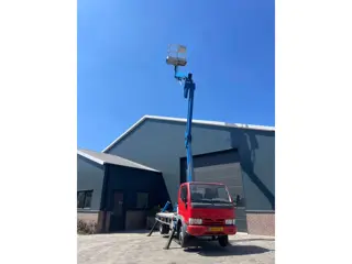 Nissan Cabstar met hoogwerker knikarm CTE z 20e -spinhoogwerker genie jlg Nifty