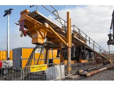 Heavy dril rig 10 ton, including 60 drill rod !! (bj 2000)