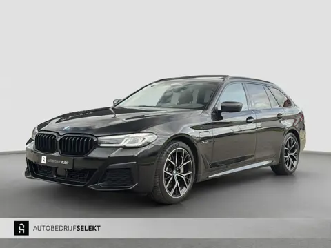 BMW 5-serie Touring 530e M-Sport | Pano | Head Up | Sfeer | Camera | Dealer onderhouden | Driving As