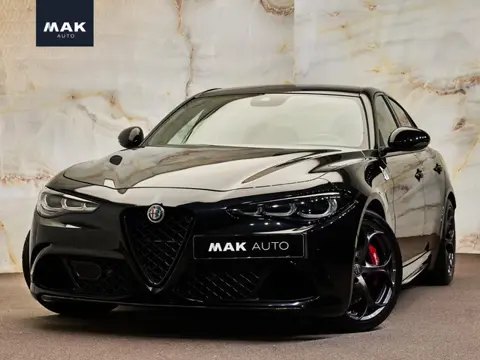 Alfa Romeo Giulia 2.9 V6 Quadrifoglio , Akrapovič, Sparco, H/K, carbon, matrix-LED, memory, keyless