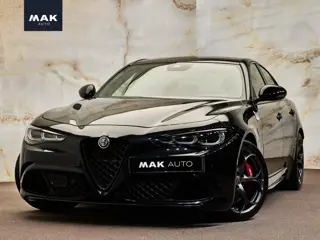 Alfa Romeo Giulia 2.9 V6 Quadrifoglio , Akrapovič, Sparco, H/K, carbon, matrix-LED, memory, keyless