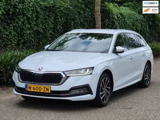 Skoda Octavia Combi Edition Plus Trekhaak CarPlay HUD Virtual dash facelift 2e-eig 100% NAP TSI Busi