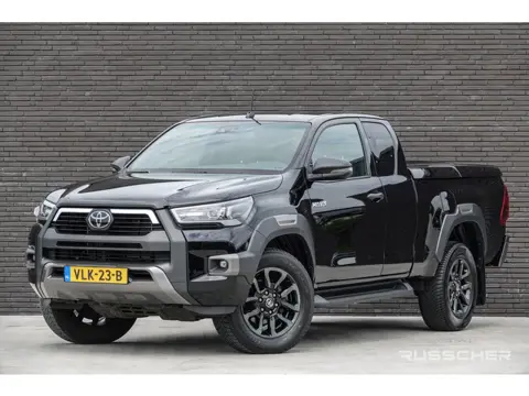 Toyota Hilux 2.8 D-4D Xtra Cab 4x4 204Pk Aut. | Invincible | Achteruitrijcamera | Trekhaak | 18''