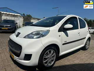 Peugeot 107 1.0-12V Millesim 200 UITVOERING! AIRCO/ LM VELGEN/ NW KOPPELING!