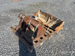 QUANTITY of (2) Q/C Digging Excavator Bucket