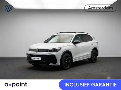 Volkswagen Tiguan 1.5 eHybrid R-Line Edition 272 pk Automaat (DSG) | Navigatie | Panoramadak | Parke