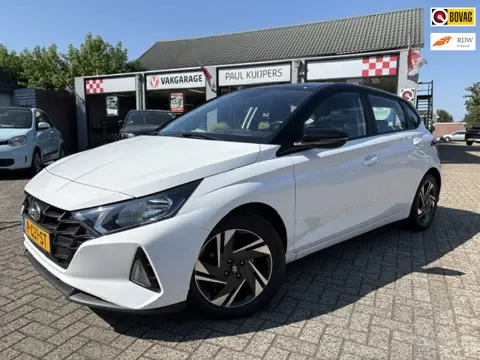 Hyundai I20 1.2 MPI 84pk 4-cilinder Comfort Smart *zwart dak + camera + navi + Apple/AndroidCarPlay*