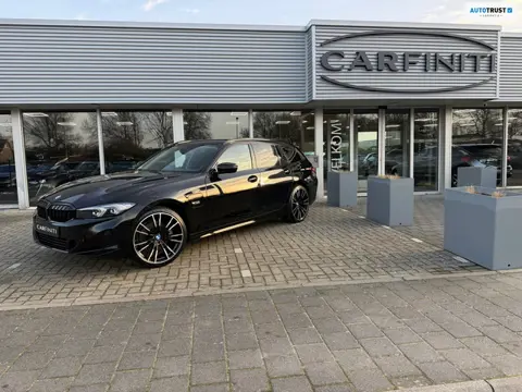 BMW 3-serie Touring 320e FACELIFT / Navi / Cruise / Camera / Climate / Trekhaak / 20" Breedset.