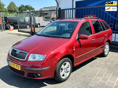 Skoda Fabia Combi 1.4-16V Elegance / AIRCO / SENSOREN / TREKHAAK / NAP!!