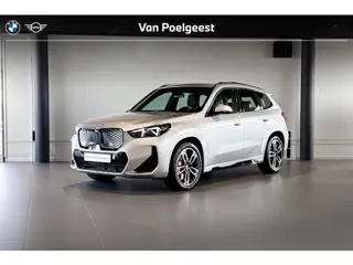 BMW iX1 eDrive20 67 kWh | M Sport Pro | Stoelverwarming | Achteruitrijcamera | Comfort Access | Trek