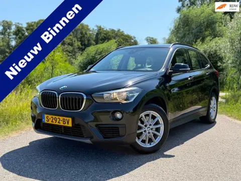 BMW X1 SDrive18i High Executive / Automaat / Panorama dak / Leder / Navigatie / Trekhaak / Stoelverw