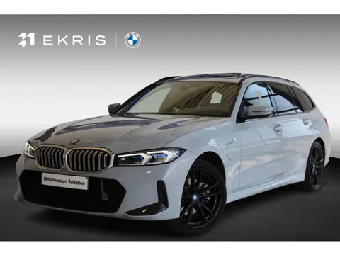 BMW 3 Serie Touring 330e xDrive M Sportpakket | Elektr. Trekhaak | Driving Assistant | Panorama dak 