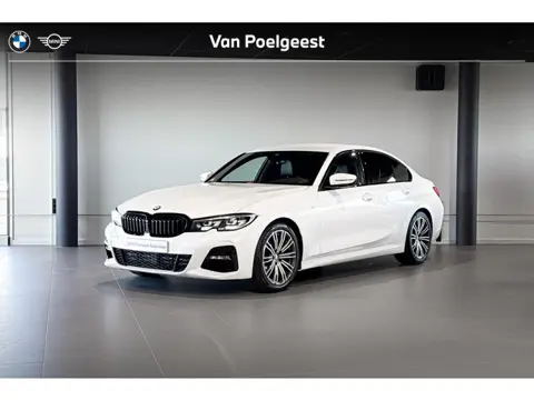 BMW 3 Serie Sedan 318i | M Sport | Sportstoelen | Carplay | Achteruitrijcamera |