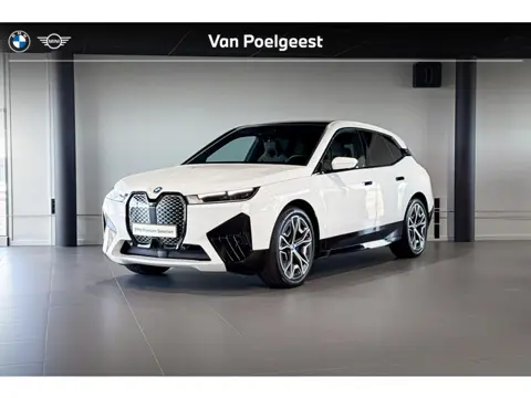BMW iX xDrive50 Sport Edition 112 kWh | Sky Lounge | Harman Kardon | Stroelverwarming | Achteruitrij