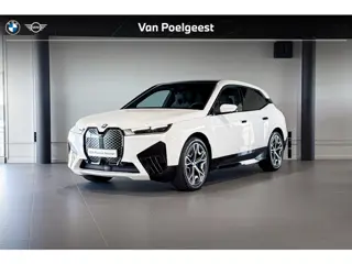 BMW iX xDrive50 Sport Edition 112 kWh | Sky Lounge | Harman Kardon | Stroelverwarming | Achteruitrij