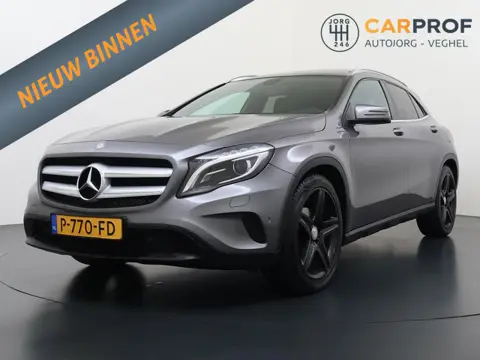 Mercedes-Benz GLA-klasse 200 Prestige Panoramadak ECC Camera Led Trekhaak Stoelverwarming