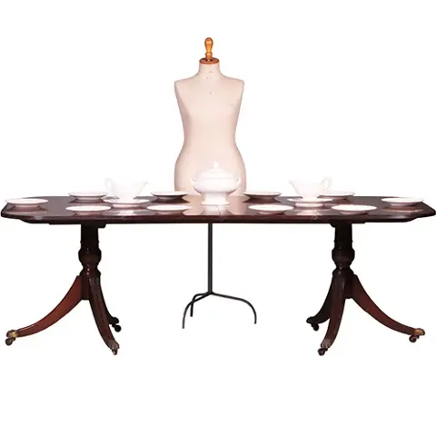 Engelse eetkamertafel waar heel goed armstoelen onder passen max lengte 2,22 m lang ca 1890