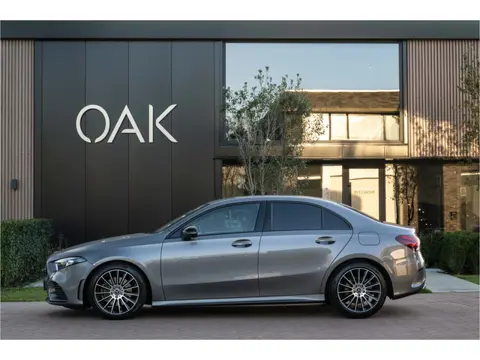 Mercedes-Benz A-Klasse 220 AMG-Line | Half Leder | Camera | Sterrenhemel | Sfeerverlichting | 18"LM 