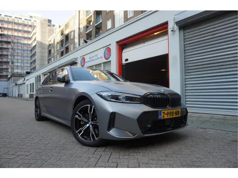 BMW 3 Serie Touring 330e M-SPORT | Facelift 2023/2024 | FROZEN GREY | Head Up | Adaptive + Lane | Ha