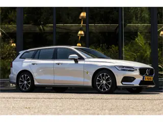 Volvo V60 2.0 B3 Momentum (bj 2021, automaat)