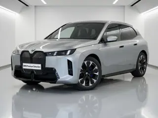 BMW iX xDrive45 101 kWh M-Sport | 21" | Driving Assistant Professional | Trekhaak | M Multifunctione