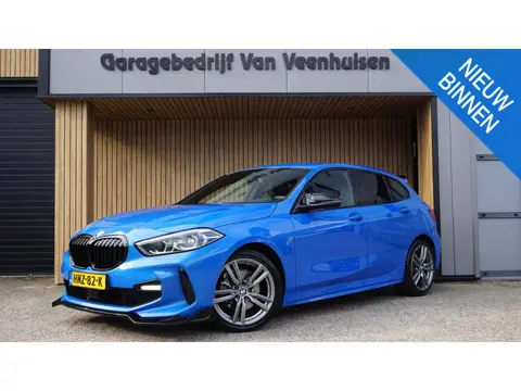 BMW 1-serie 118i M-Sport *Black Optik* 18inch LM LED Navi Virtual Cockpit Maxton-Kit *Misano Blau Me