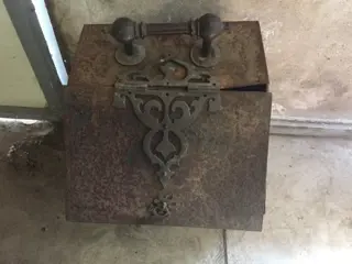 Antieke turfbak met koperbeslag