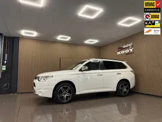 Mitsubishi Outlander 2.0 PHEV instyle+ * Schuif-Kanteldak / Navigatie / Trekhaak / Stoelverwarming /