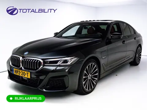 BMW 5 Serie 545e xDrive M-Sport | Open Dak | Trekhaak elec. | 360 Camera | Stoel- & Stuurverwarming 