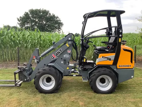 Giant g2200HD+ 101 uur met bak en vorken. (bj 2021)