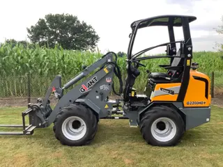 Giant g2200HD+ 101 uur met bak en vorken. (bj 2021)