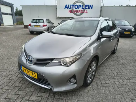 Toyota Auris Touring Sports 1.8 Hybrid Lease met trekhaak,navigatie en panoramadak!