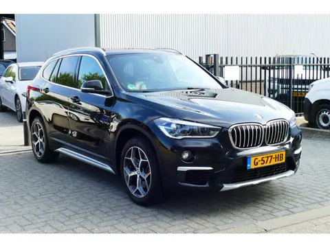 BMW X1 sDrive20i 192pk High Executive 1-Eig. Panodak, Camera, Leer, StoelVerw, Navi, 18"LMV