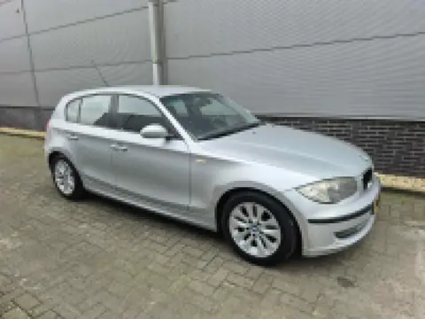 BMW 1-serie 118i Business Line - niet mooi - rijd wel als een bmw - nederlandse auto - apk tot 27 fe