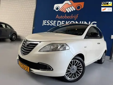 Lancia Ypsilon 0.9 TwinAir Platinum /bj.2012/ parelmoer wit / leder/airco/sportvelgen/ APK 07/2027 /