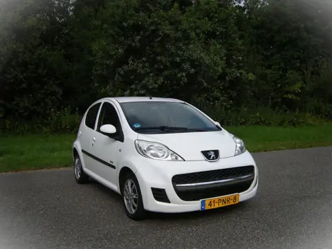 Peugeot 107 1.0-12V Millesim 200 . 5 Drs . Airco . Elec ramen . TRekhaak afneembaar . enz