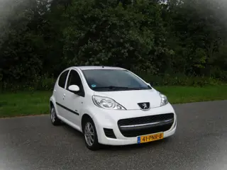 Peugeot 107 1.0-12V Millesim 200 . 5 Drs . Airco . Elec ramen . TRekhaak afneembaar . enz