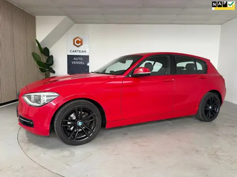 BMW 1-serie 116i Upgrade Edition Airco, Navigatie, LMV, Lederen bekleding, 6 versnellingen.