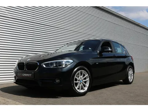 BMW 1-serie 118i Sport Aut (Orig NL! NAP! Sportinterieur Navi Cruise Led Trekhaak Lmv Pdc)