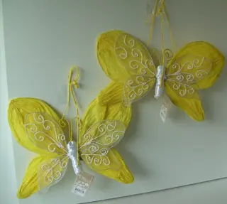 VLINDER VAN CREPEPAPIER 30 CM GEEL NIEUW